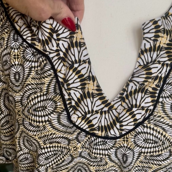 Patterned Black and White Women's Top - Picture 4 of 8